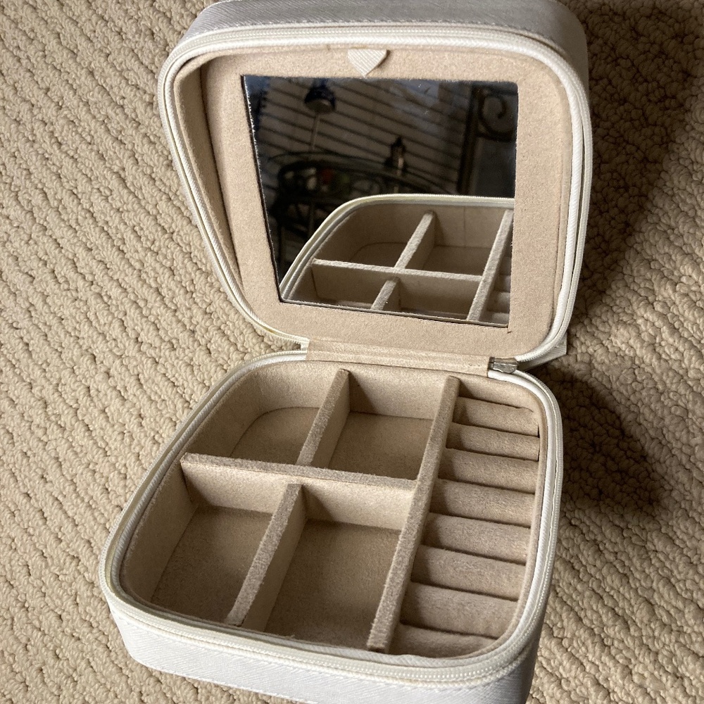White faux leather travel jewelry case
